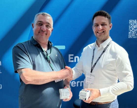 Successful partnership: the VIVAVIS STB24B control box and Sagemcom Dr. Neuhaus’s SICONIA® SMARTY IQ-LTE smart meter gateway are interoperable; Raik Handsche of VIVAVIS together with Justin Dülge of Sagemcom (from left to right) (Source: Sagemcom Dr. Neuhaus GmbH)