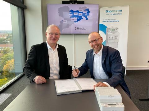 Signing of the contract between Dipl.-Ing. (FH) André Richter, Head of Materials Management at SachsenNetze GmbH and Dr. Holger Graetz, Head of Sales and Marketing at Sagemcom Dr. Neuhaus GmbH 